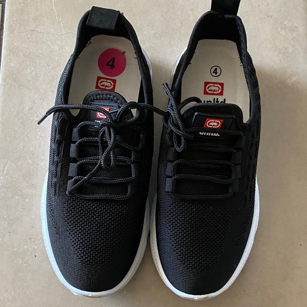 ECKO Unltd Boy’s Black And White Sheakers Shoes Size 4 Like New